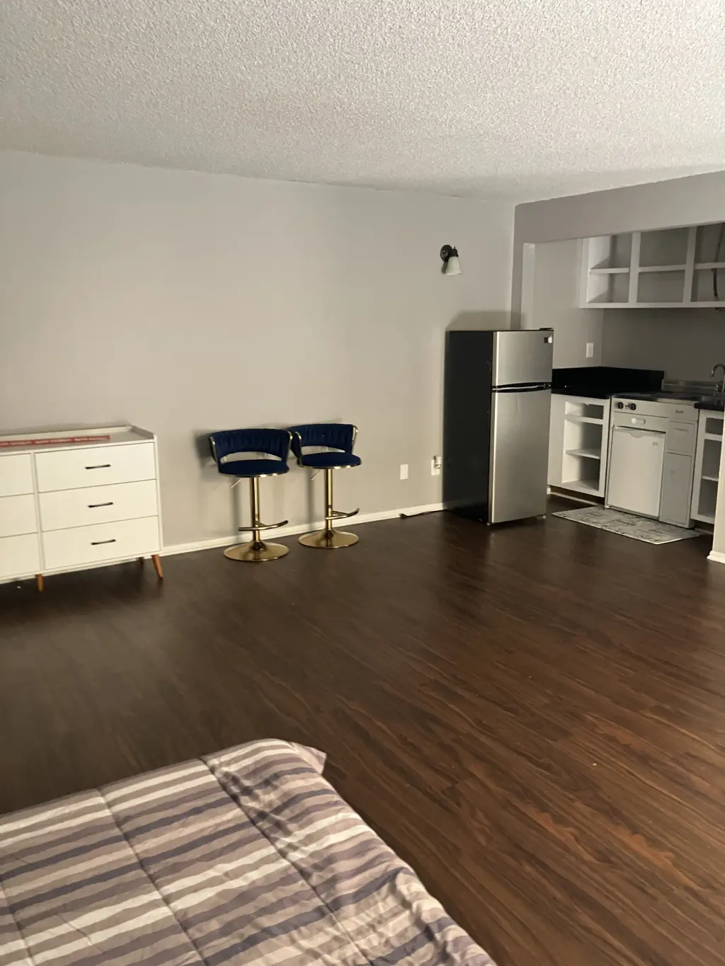 Espacio tipo estudio privado en Redondo Beach – Servicios incluidos – $1,700