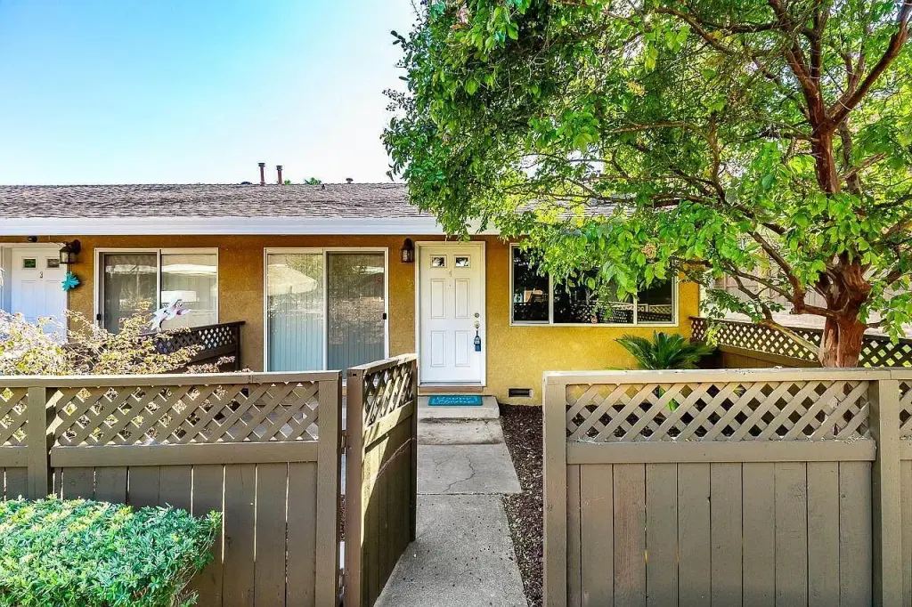 Look at this beautiful Condo! Full 2 Bedrooms 1 full bath