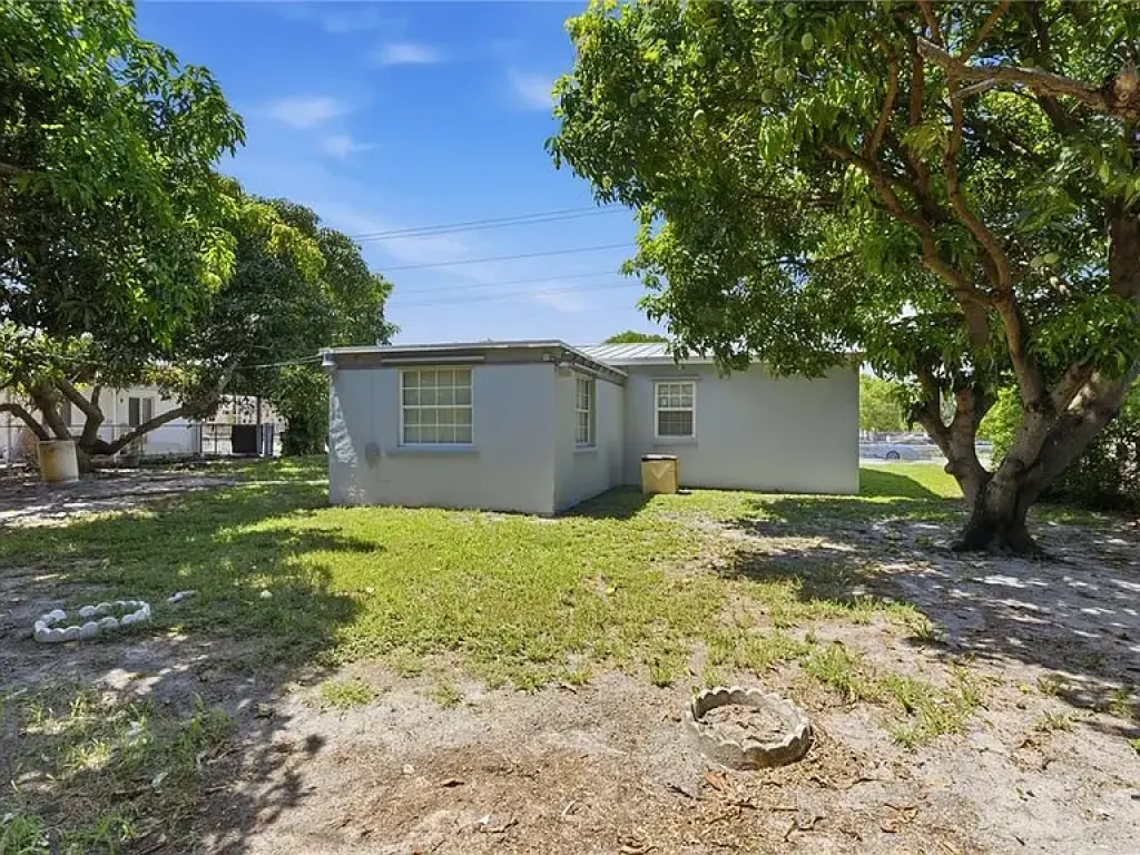 Hialeah Gem with Tropical Charm!