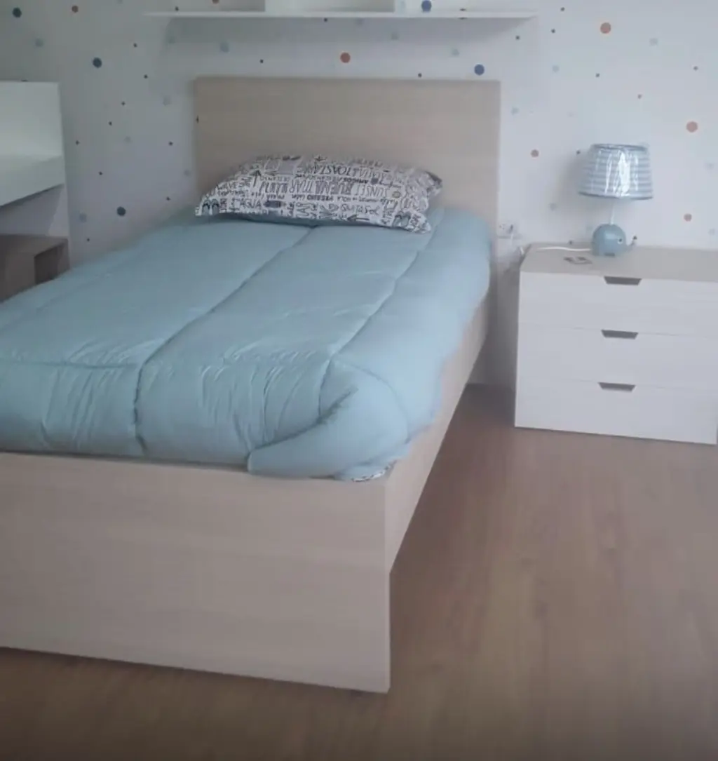 Juego de Muebles de Dormitorio Moderno - Cama y Mesita