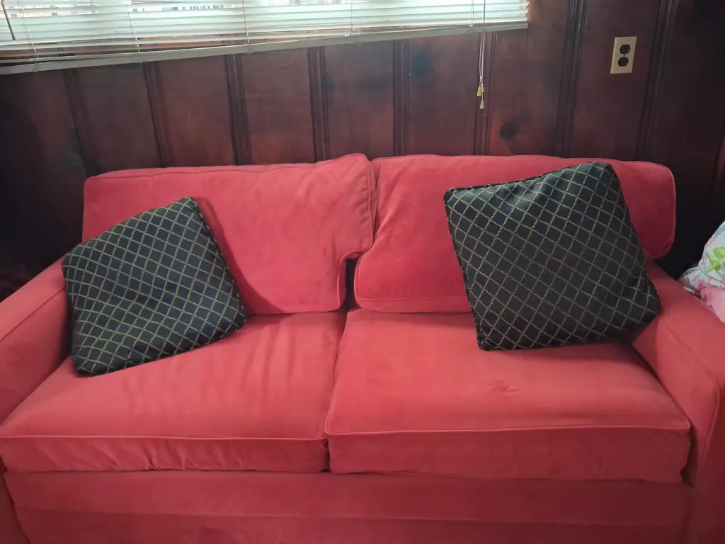 Sofá Rojo Cómodo con Cojines