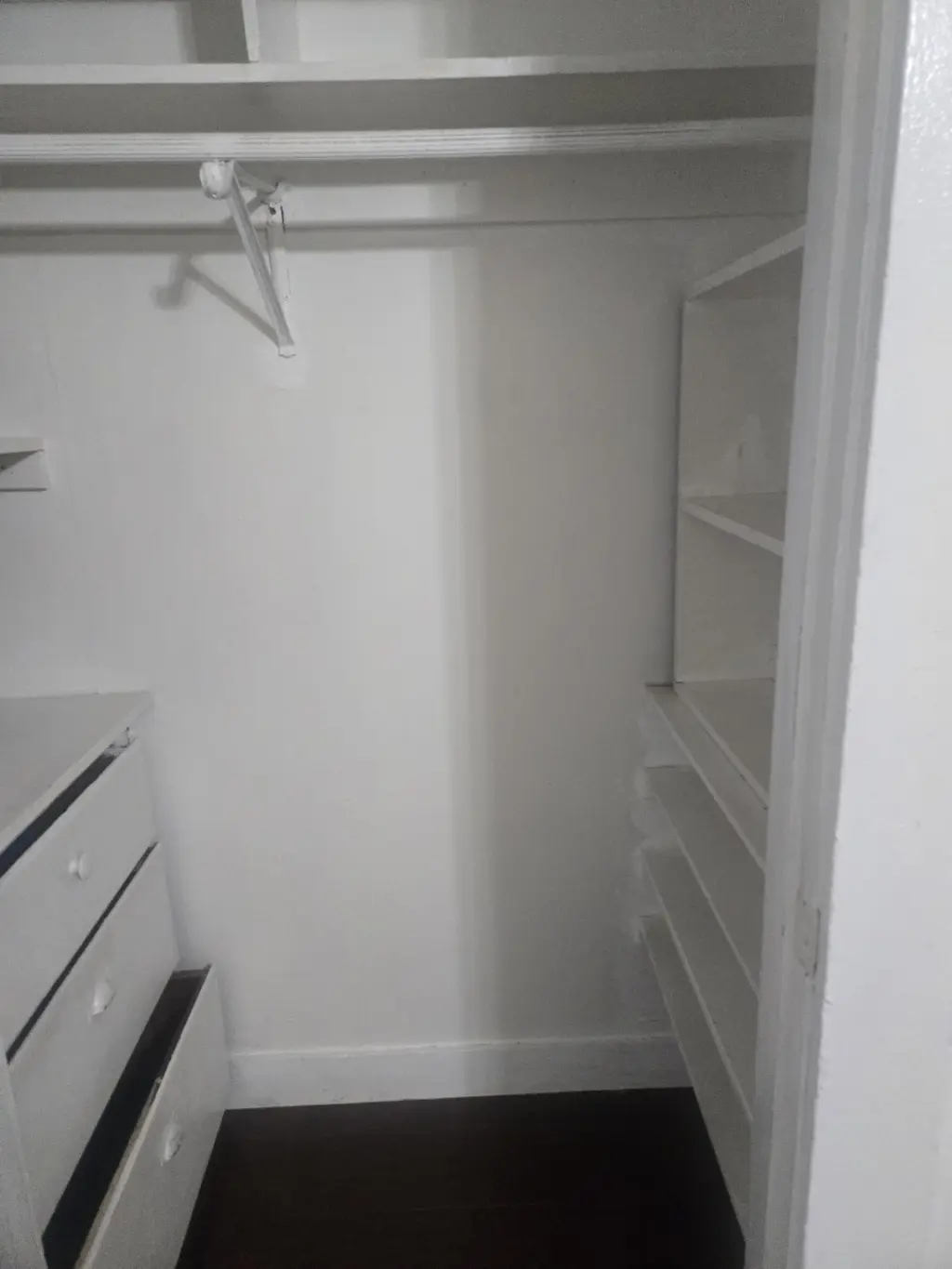 Cuarto amplio , con baño y clóset propio