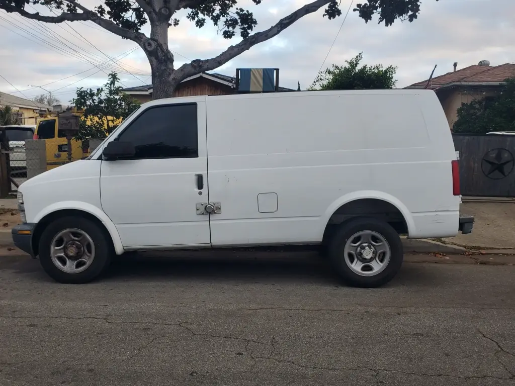 VENDE:   UNA 2005 CHEVY ASTRO VAN