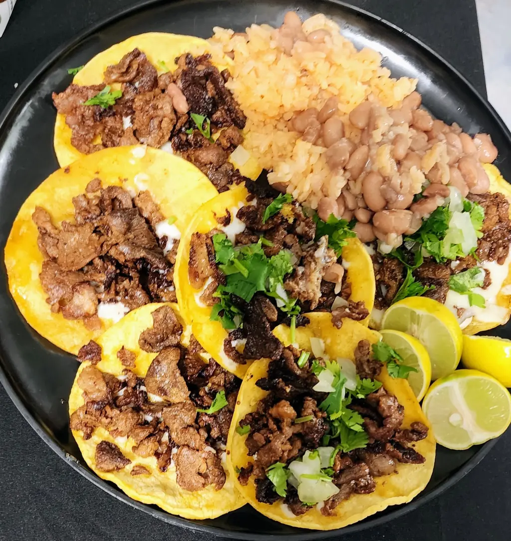 Deliciosos Tacos con Arroz y Frijoles