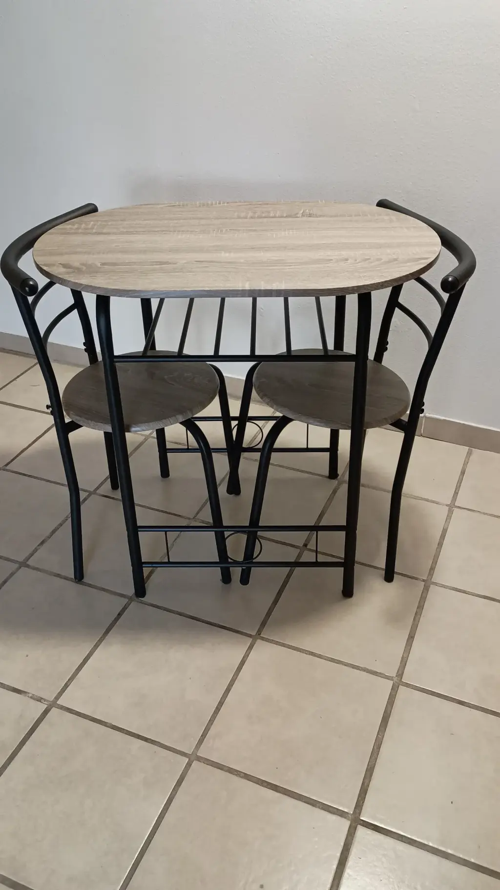 Mesa de Comedor Redonda con Sillas Estilizadas