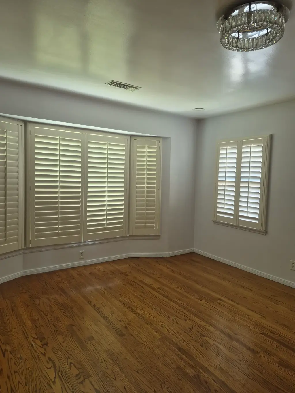 AMPLIO CUARTO DE RENTA PARA PAREJA O MUJER SOLA ( DOWNEY, CA )