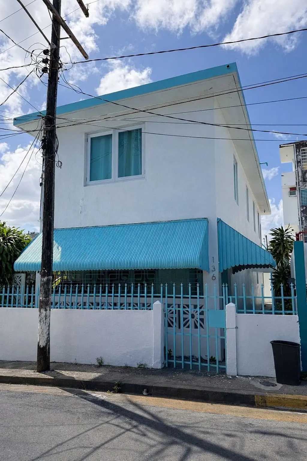 Encantadora casa renovada de dos niveles, a solo unos pasos de la calle Loíza.