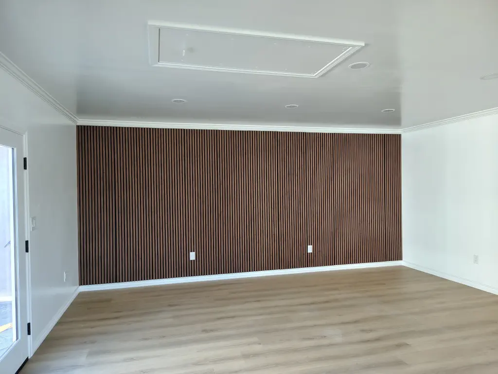 Remodelaciones completas: Diseño de Pared Interior Moderna con Paneles de Madera