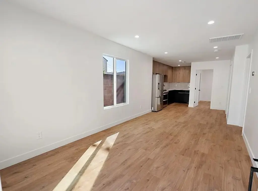 2 BEDROOM HOUSE GARAGE PARKING