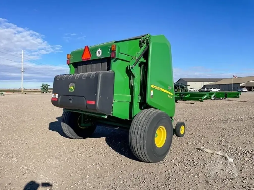 Empacadora de pacas redondas John Deere 560M, año 2022