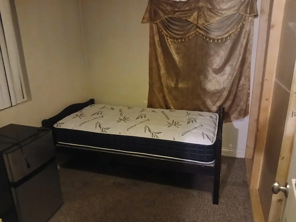 Se renta cuarto en sala