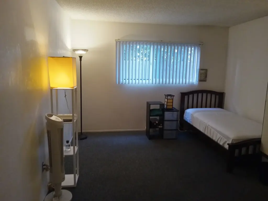 Se Renta Cuarto Compartido/ Room Share