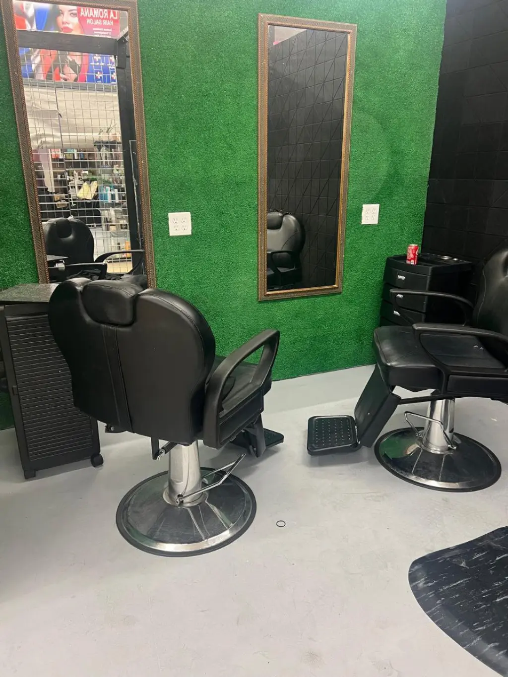 Busco Hombre O Mujer Barbero / Looking A Male Or Female Barber.
