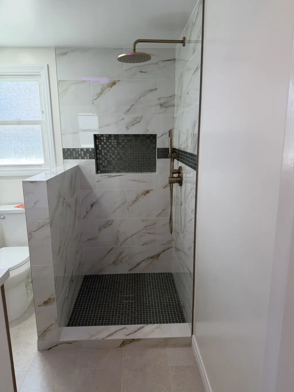 Renovación de Ducha Moderna con Diseño Elegante