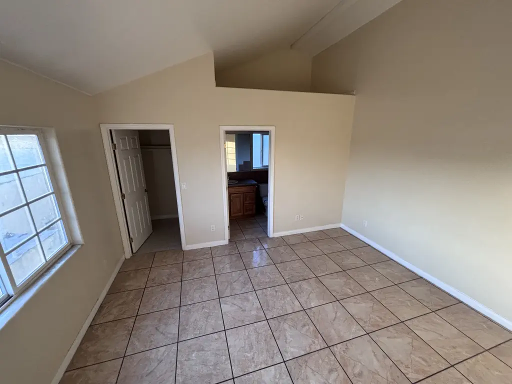 Dos. Casa de  2 recámaras, un baño