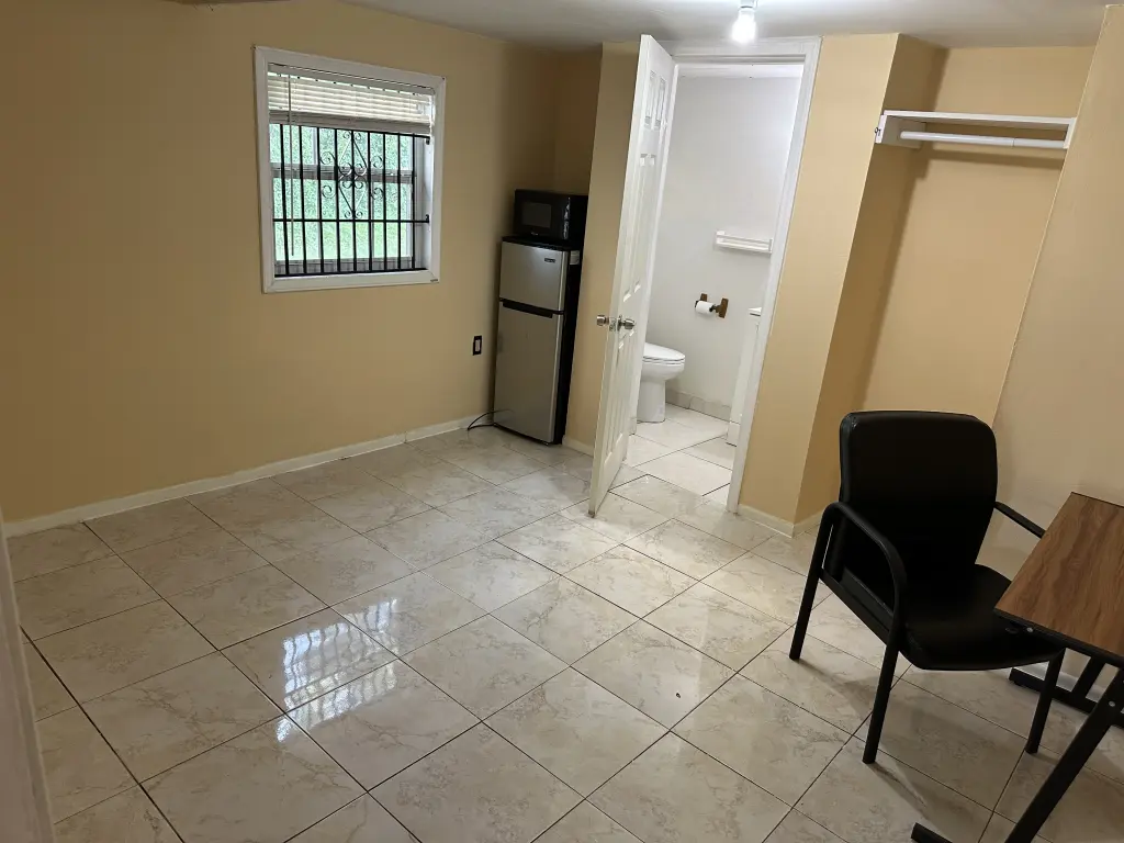 $650=MENSUAL CUARTO CON BAÑO PRIVADO ENTRADA INDEPENDIENTE DE CASA CERCA DE TODO
