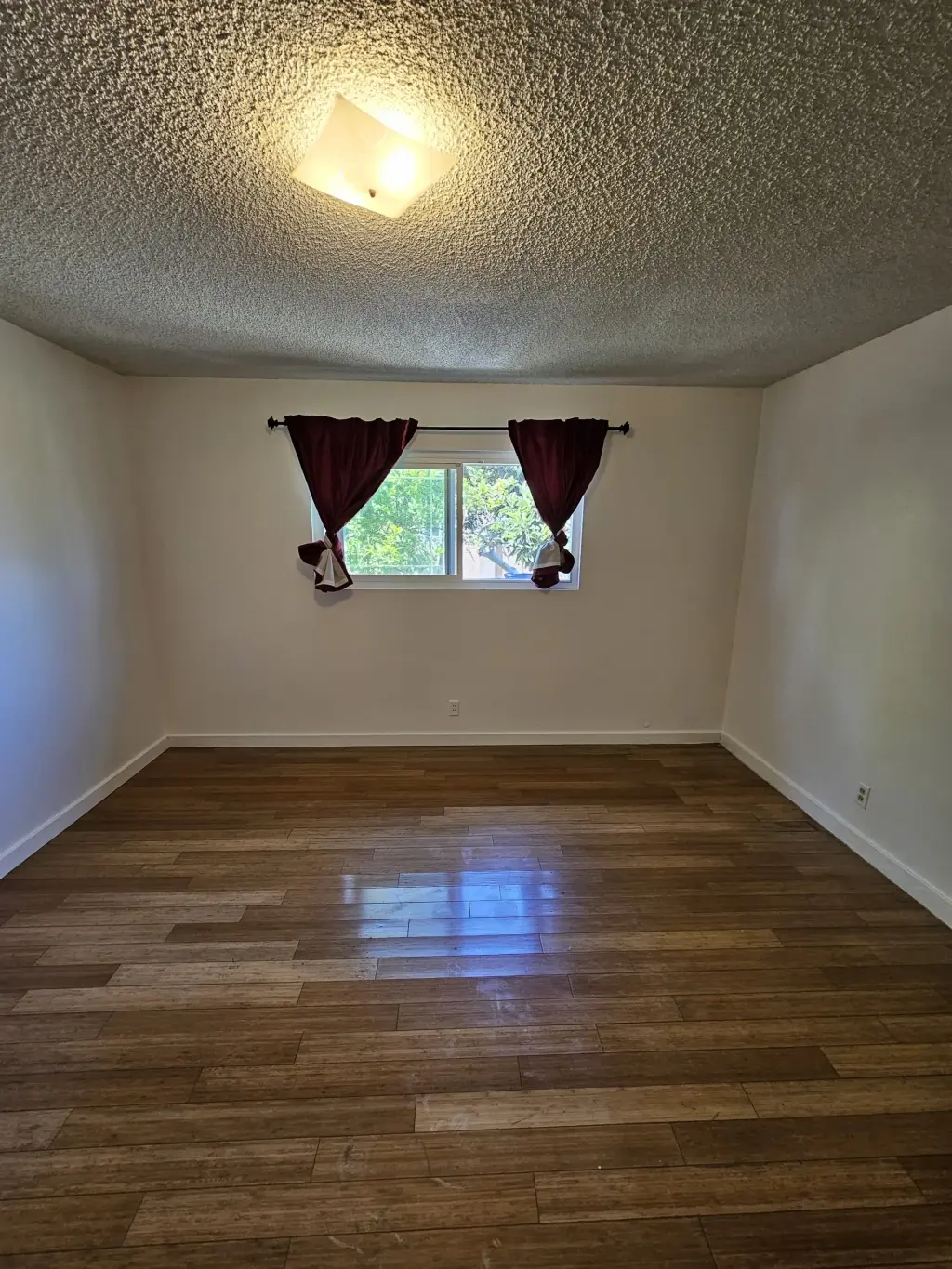 Es un cuarto amplio en una casa familiar