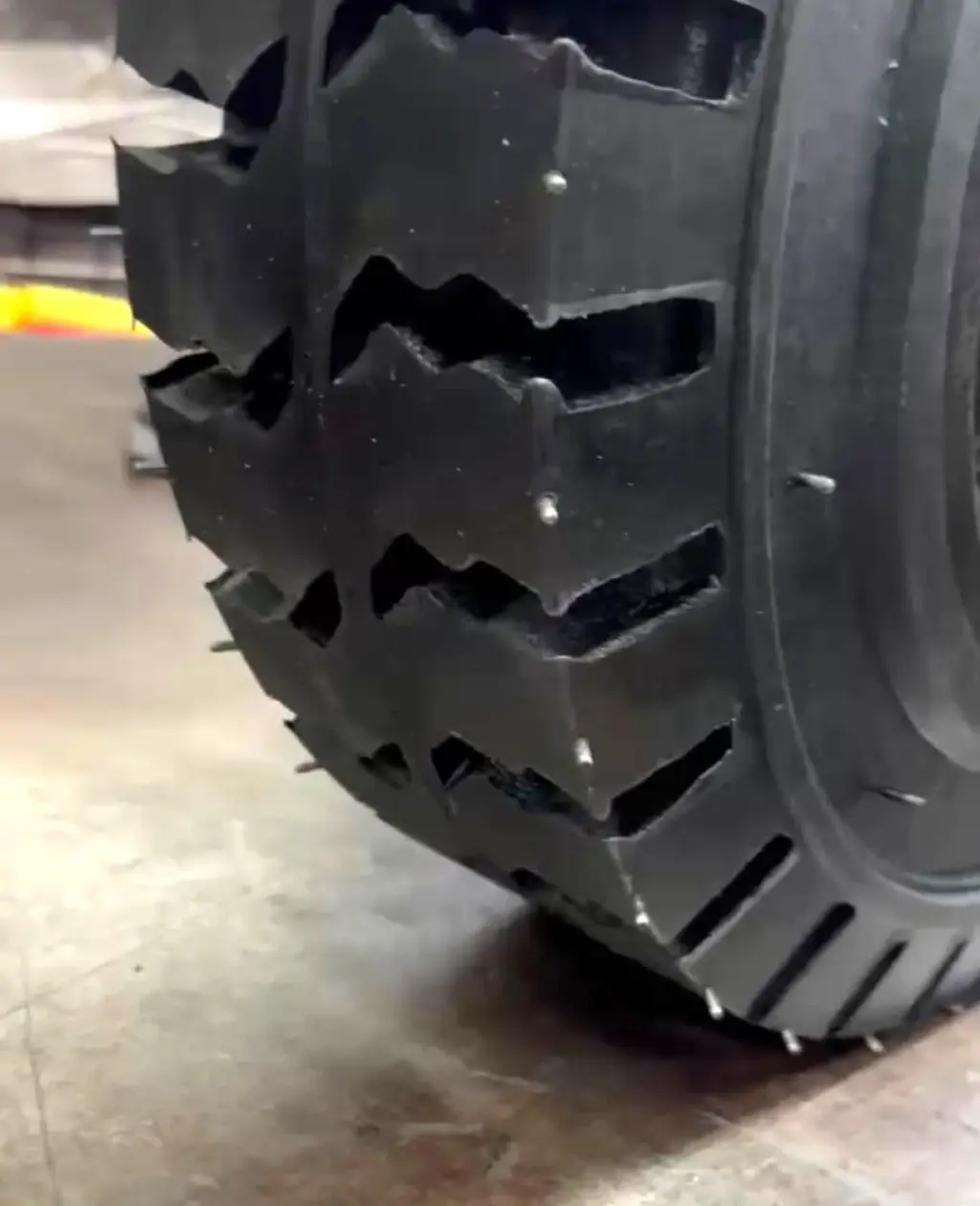CUBIERTA maciza 700X12 AUTOELEVADOR Rodamarsa Tires