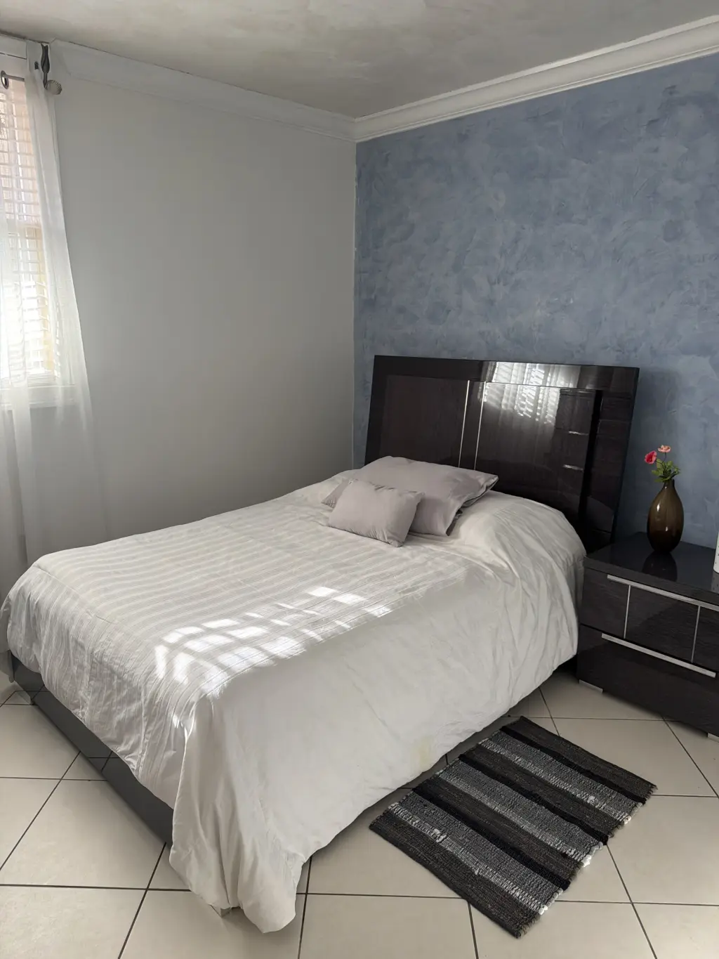 Acogedora Habitación con Cama Queen en Renta