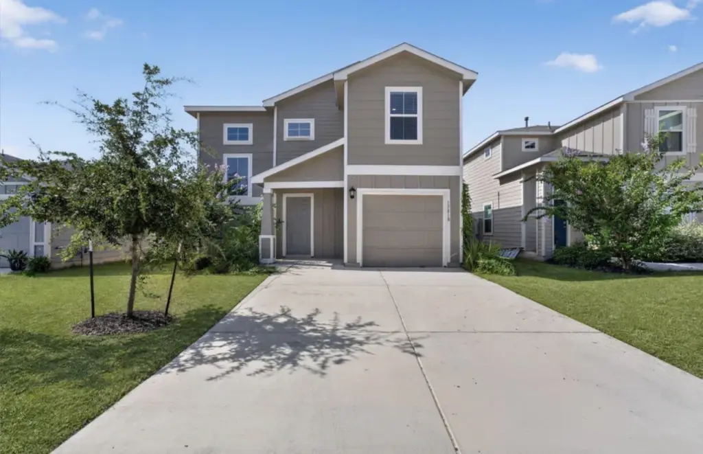 4 Beds  2.5 Baths  2,598 sqft 13423 Quasimodo Heights