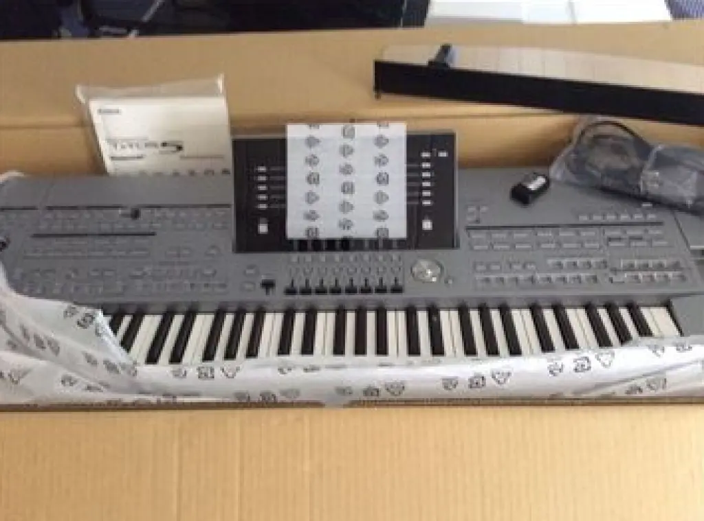 Selling Yamaha Tyros 5 76 keys Keyboard synthesizer
