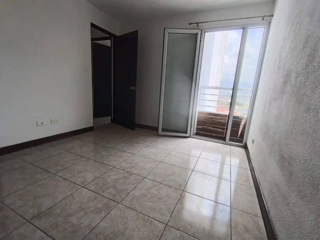 Apartamento en nivel alto en renta en zona 11 de Mixco