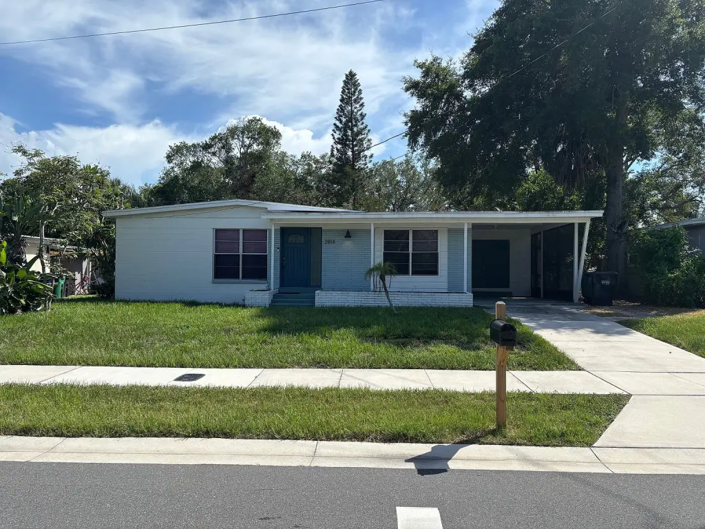Located in the heart of South Tampa's Ballast Point neighborhood, this 3 bedroom