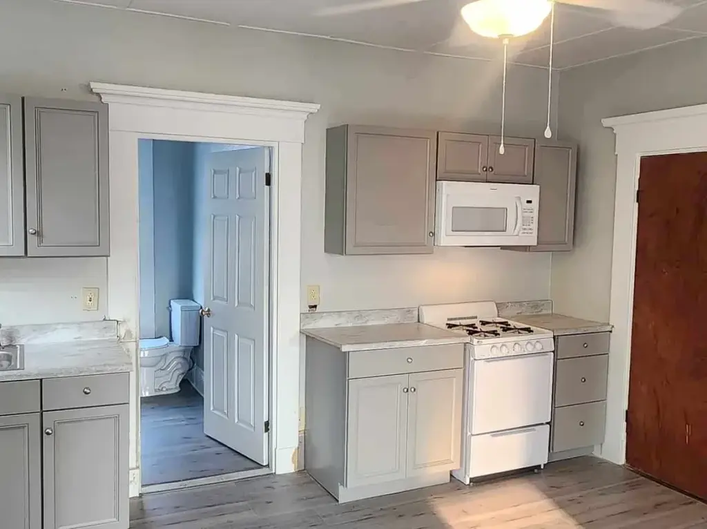Depto 1 rec remodelado en Pomona CA bano nuevo pisos de madera pulidos