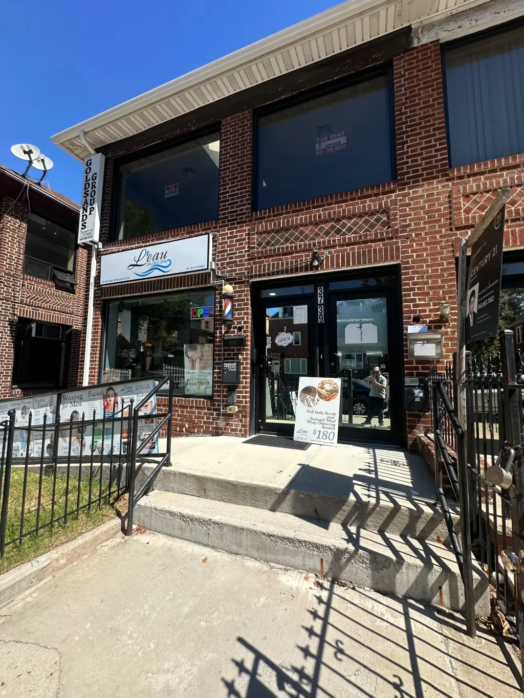 Jackson Heights Tenemos 2 Hermosas Oficinas cerca 77st