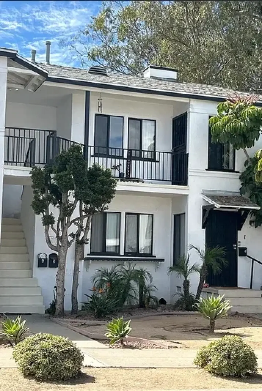Beautiful upstairs apartment in the heart of Torrance