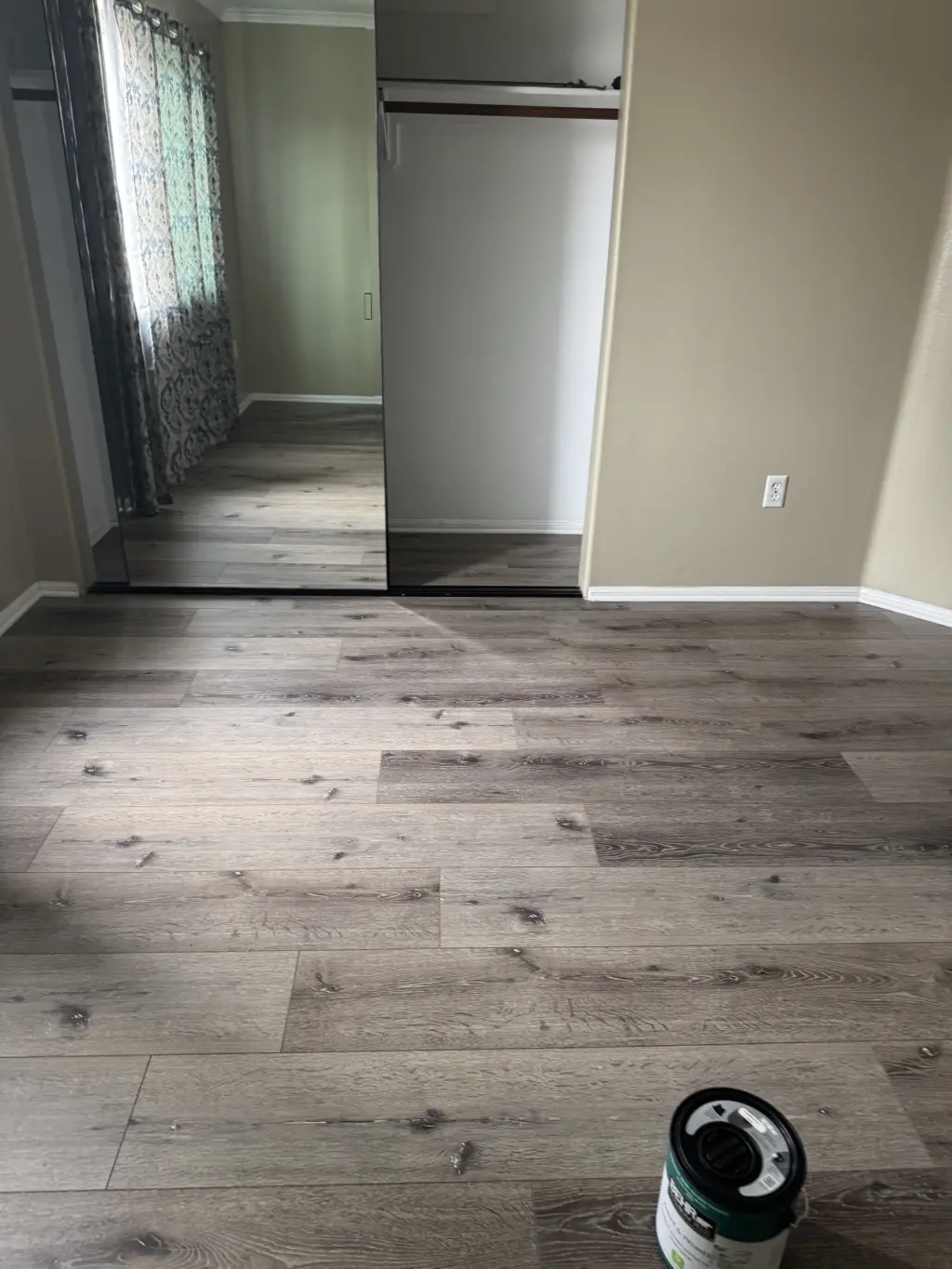 Habitación Recientemente Renovada con Suelo Moderno