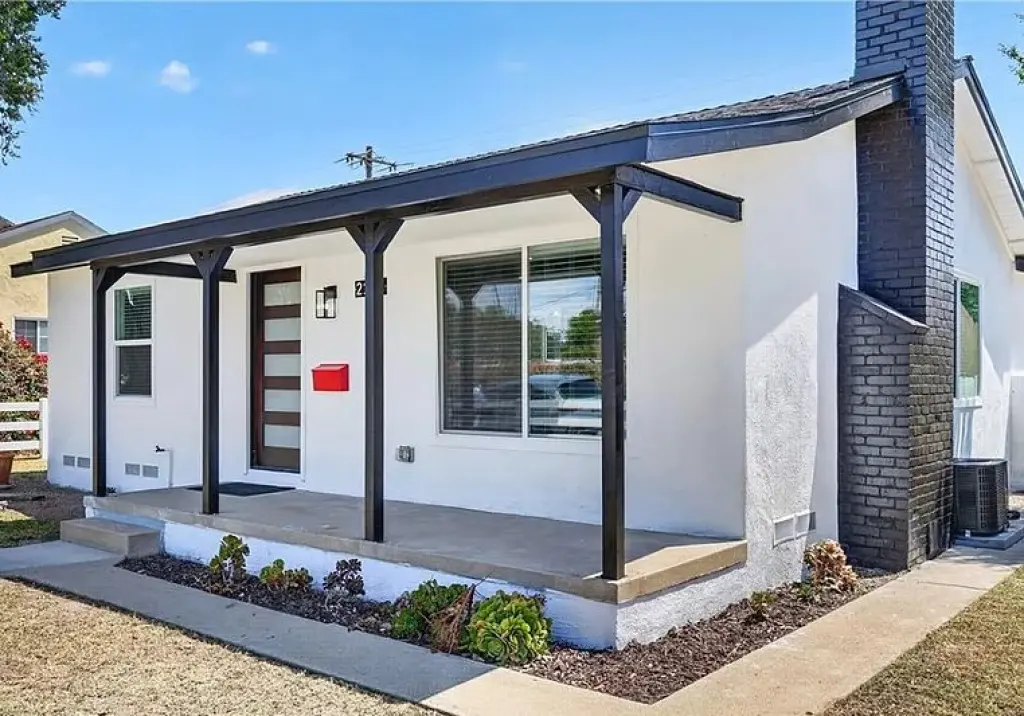 2-bedroom, 2-bathroom home located in the highly desirable Los Altos South
