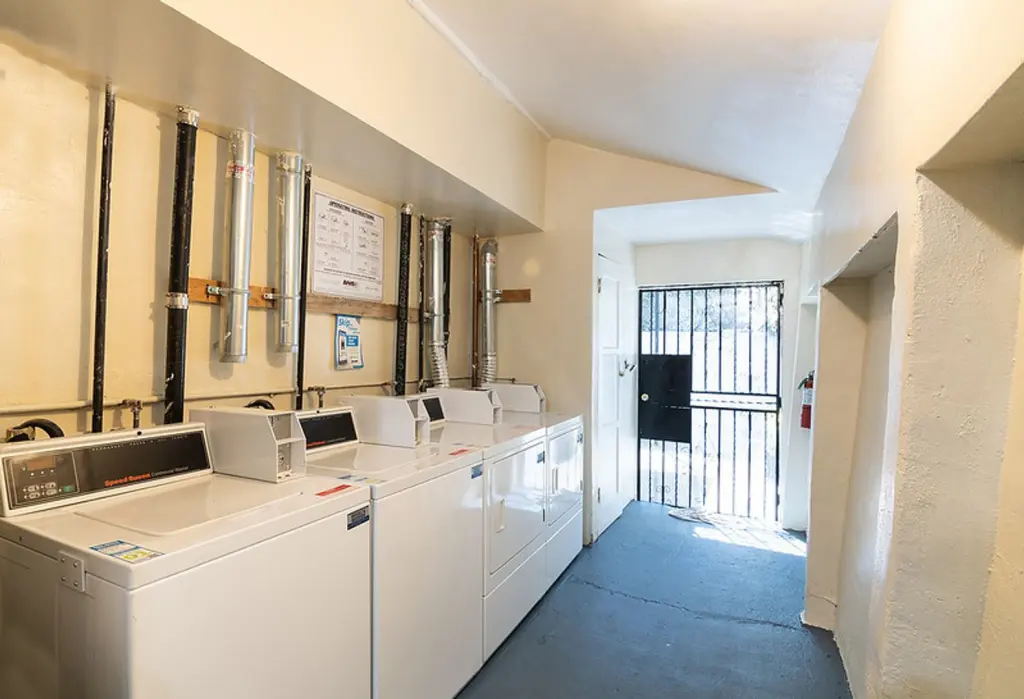 Estudio Amueblado en E Jefferson Blvd $995 - Servicios Incluidos