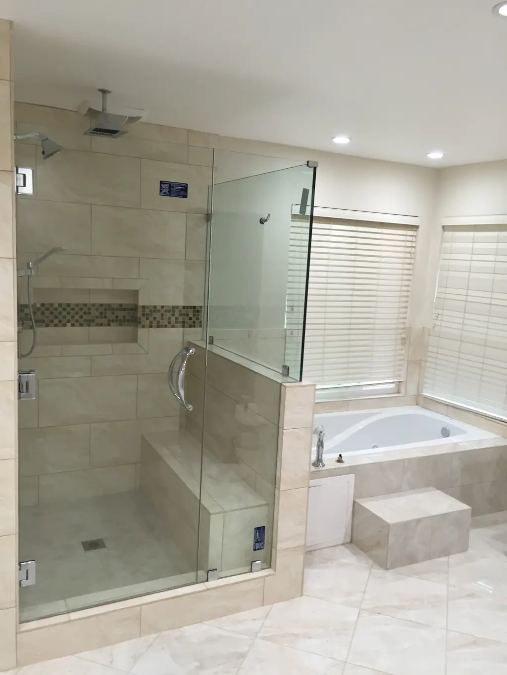 Renovación de Baño Moderno con Ducha de Vidrio