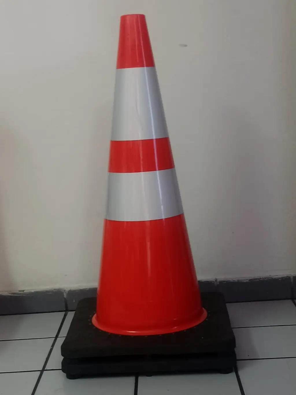 CONOS VÍALES color naranja, 28 Pulg. dos franjas reflectivas
