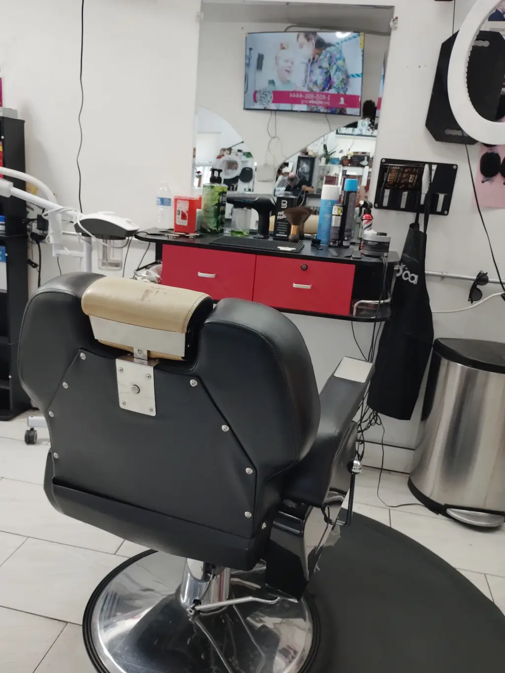 Solicito barbero o cosmetologa con experiencia