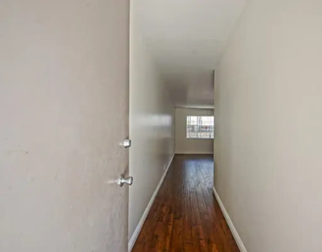 Este espacioso apartamento en Walnut CA cuenta con un dormitorio y un baño.