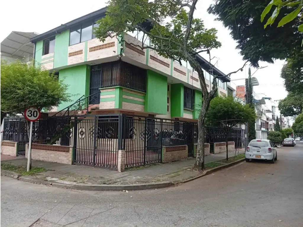 Amplia Casa Multifamiliar en Venta