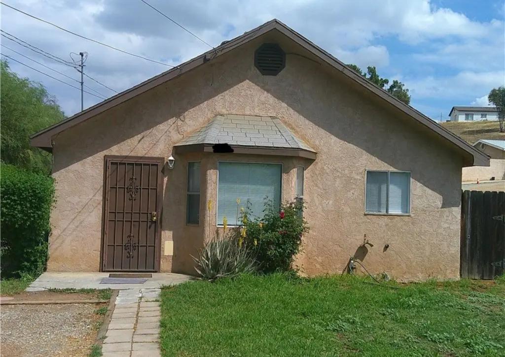 🏡 2 Bedroom / 1 Bathroom Home for Rent – Riverside, CA