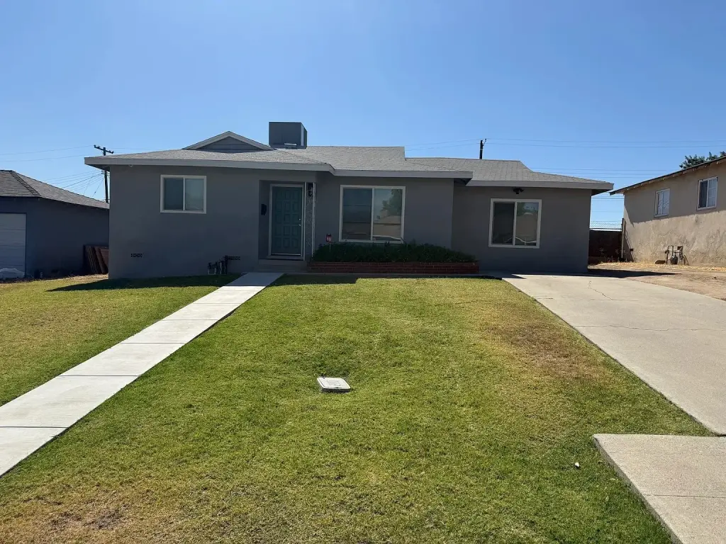 Charming 2 bedroom 1 baths in Northeast Bakersfield.