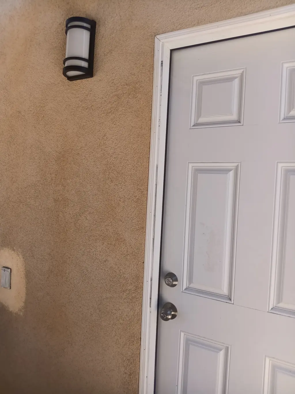 Puerta Exterior con Lámpara