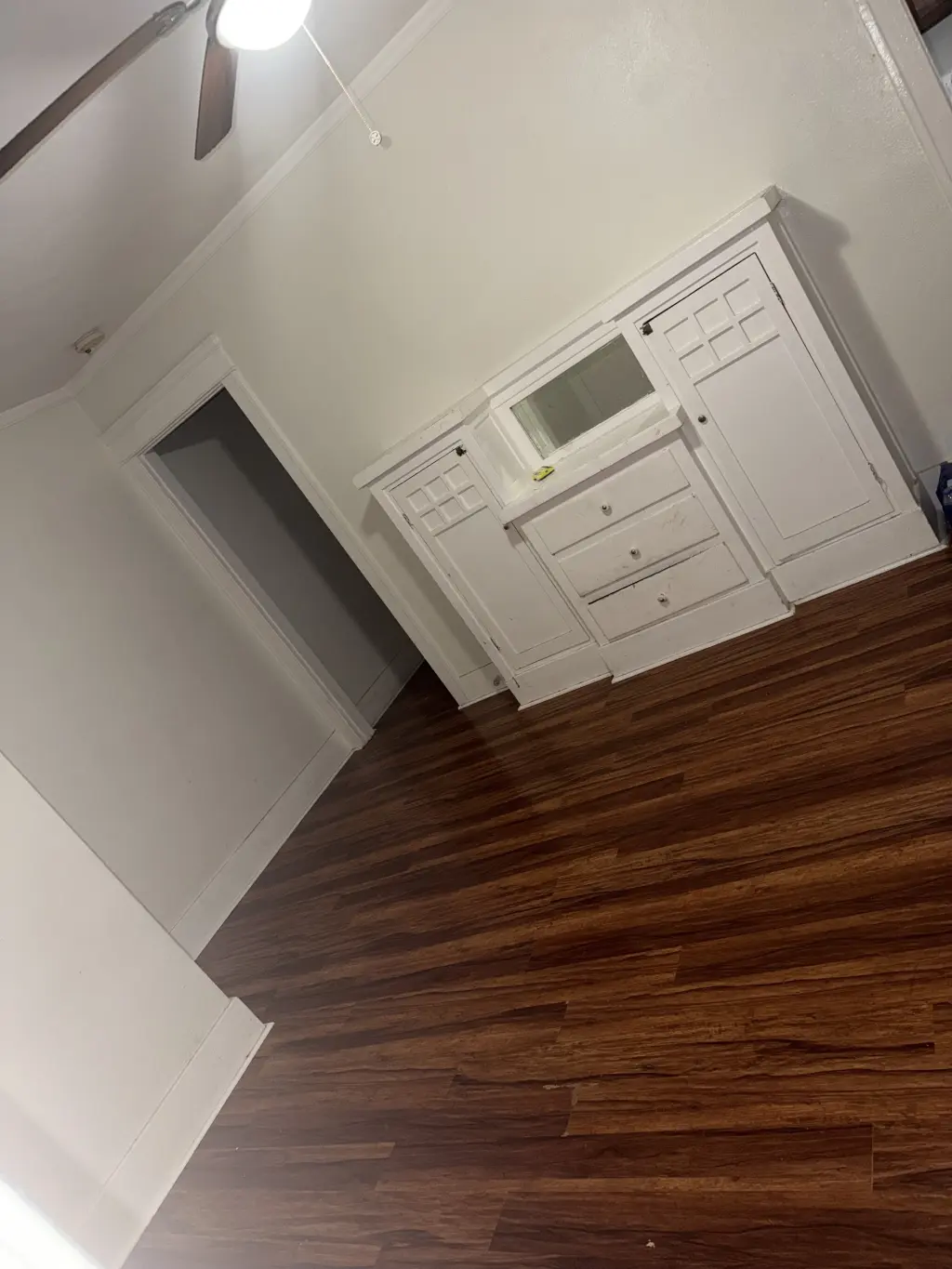 Rento sala grande con armario 700 al mes con billes includes