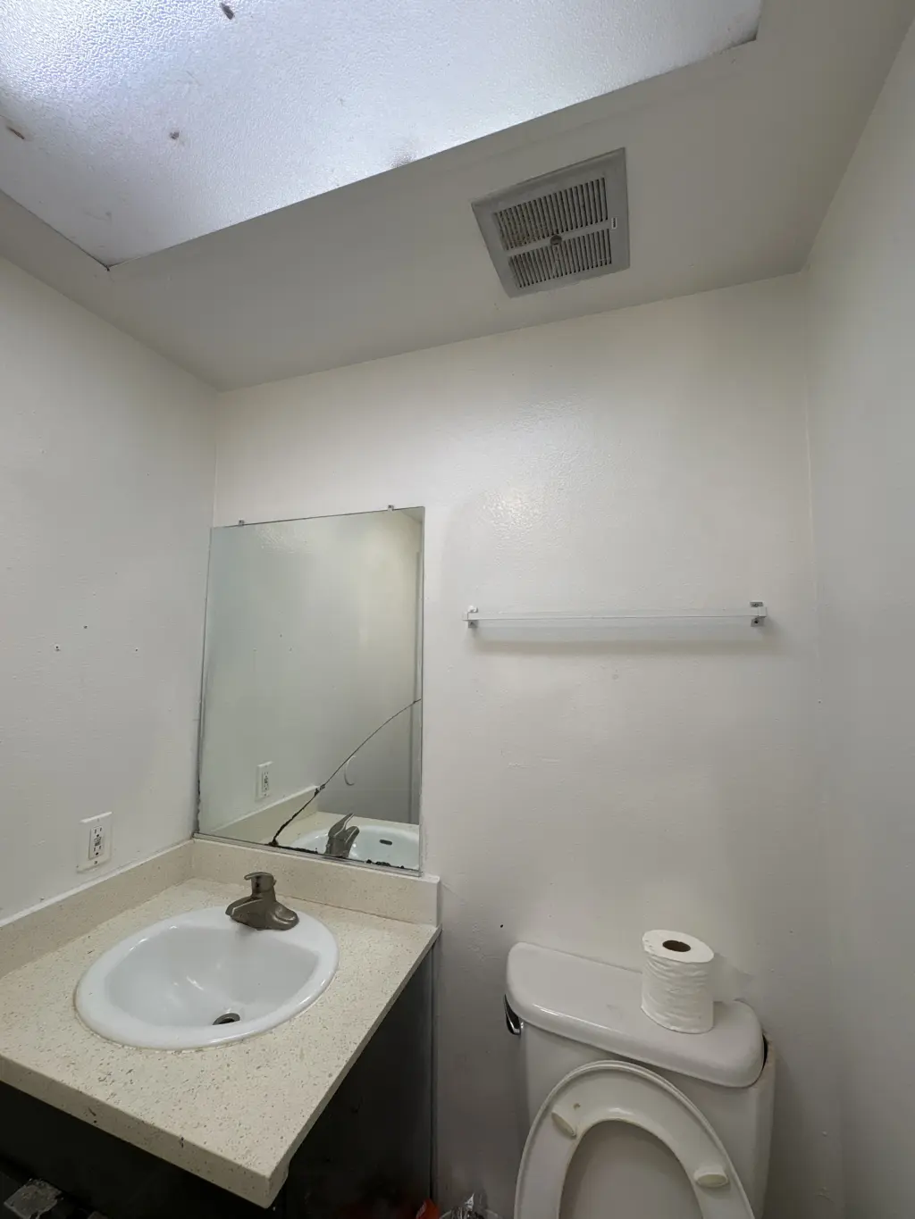 Se renta un cuarto con baño incluido