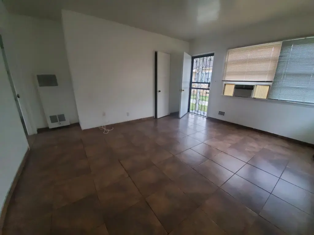 SE RENTA CUARTO EN MONTEBELLO