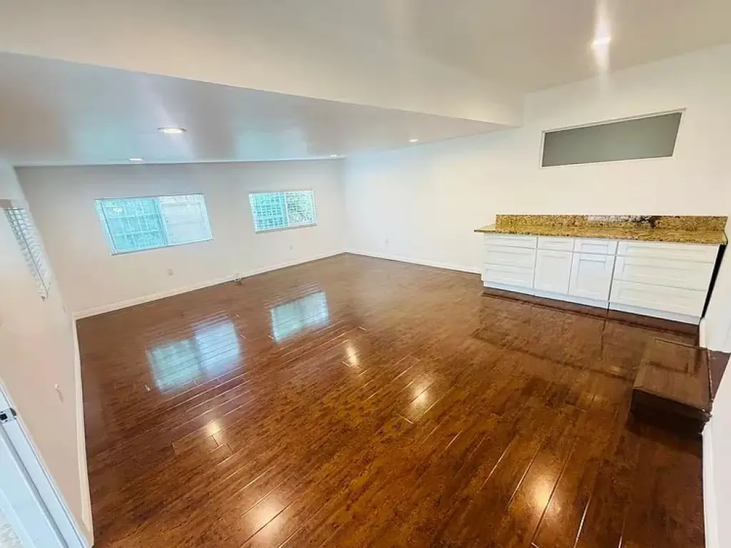 1 BEDROOM HOUSE GARAGE PARKING