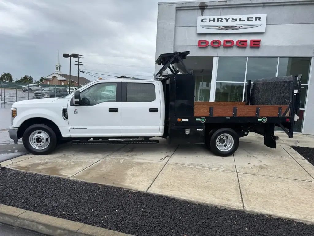 Ford F-350 Super Duty 2019 4x2 XLT 4dr Crew Cab 179 in. WB DRW Chassis