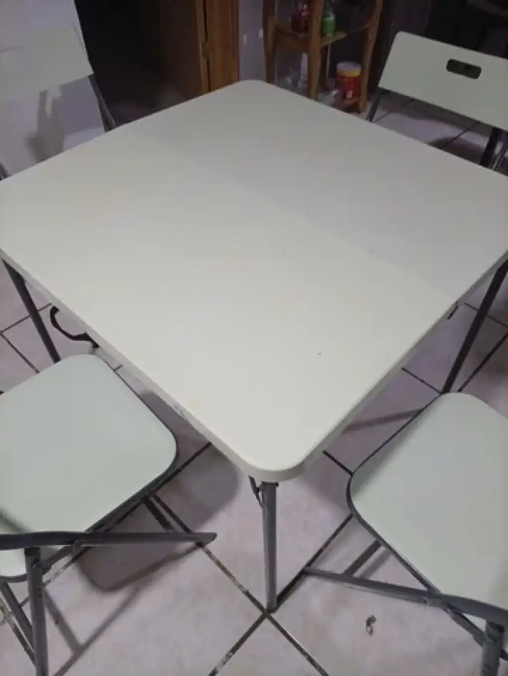 Mesa y sillas plegables