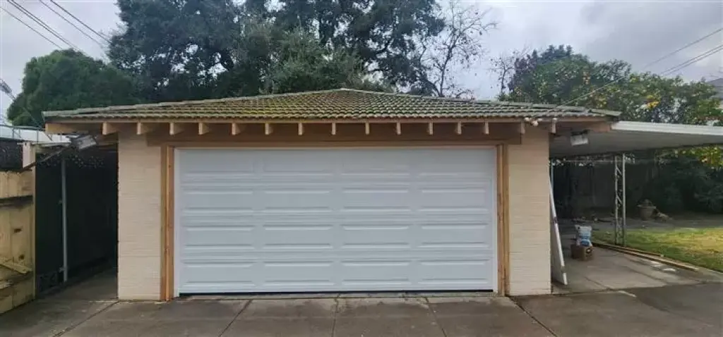 Garage door w opener - Puerta