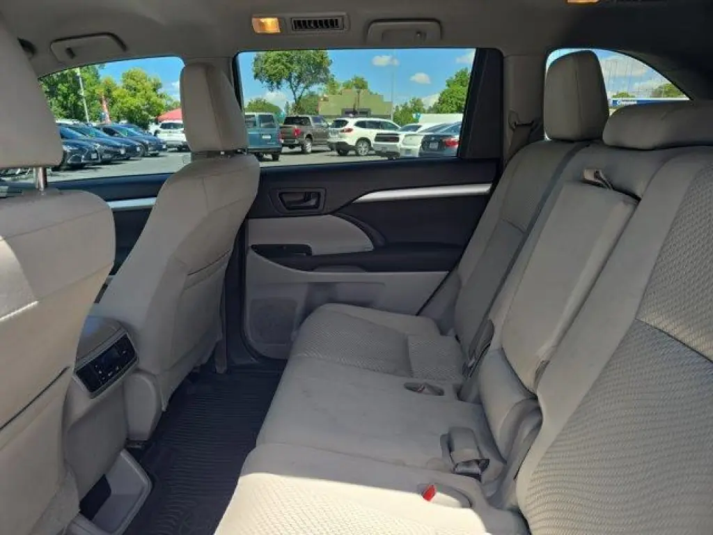 Toyota Highlander 2017 LE 4dr SUV (3.5L V6)