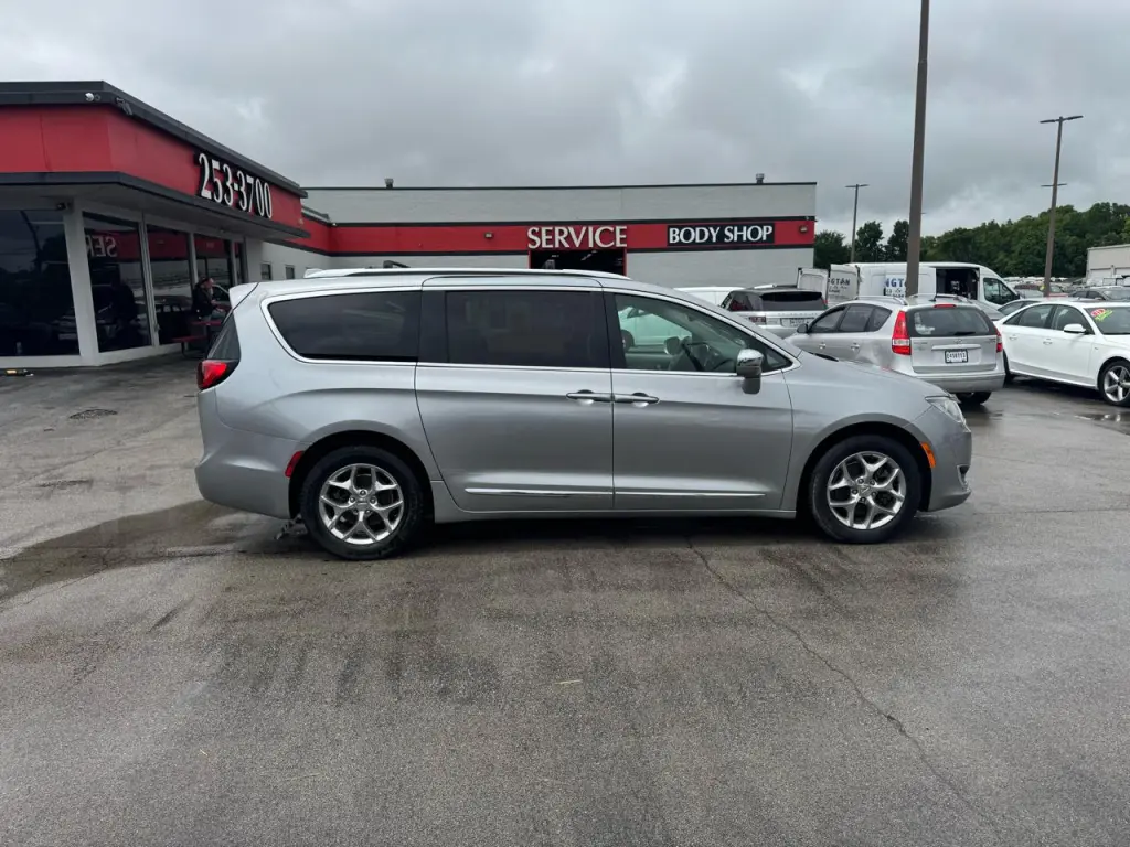 2018 Chrysler Pacifica Limited FWD